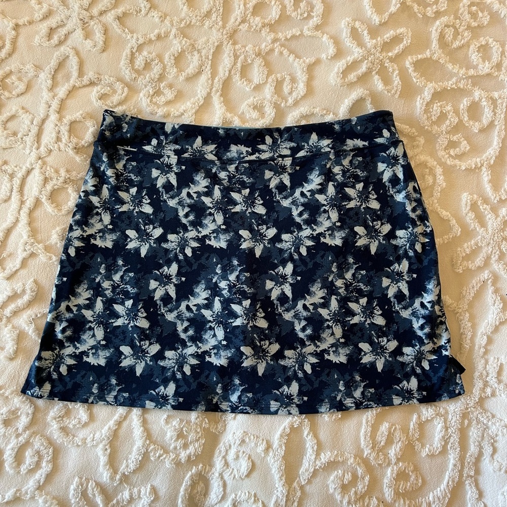 Tranquility skirt, blue floral, size L
